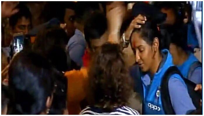 मुंबई विमानतळावर महिला क्रिकेट संघाचं जोरदार स्वागत