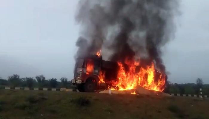 पुण्यात दोन भरधाव वाहनांना आग, जिवीतहानी नाही