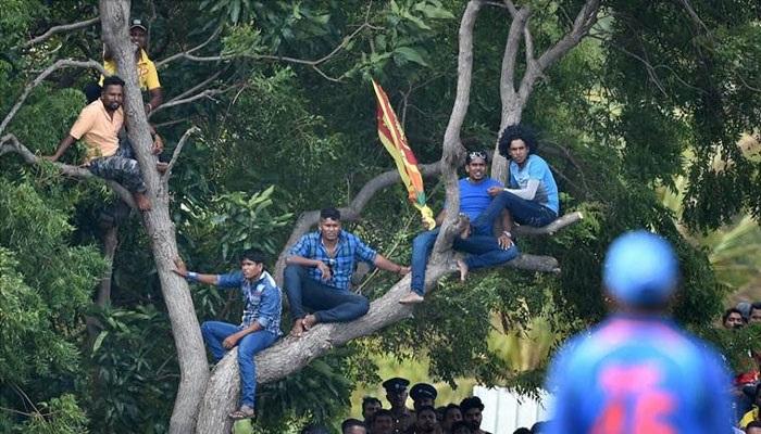 श्रीलंकन टीमच्या खेळाडूंची बस चाहत्यांनी अर्धातास रोखली