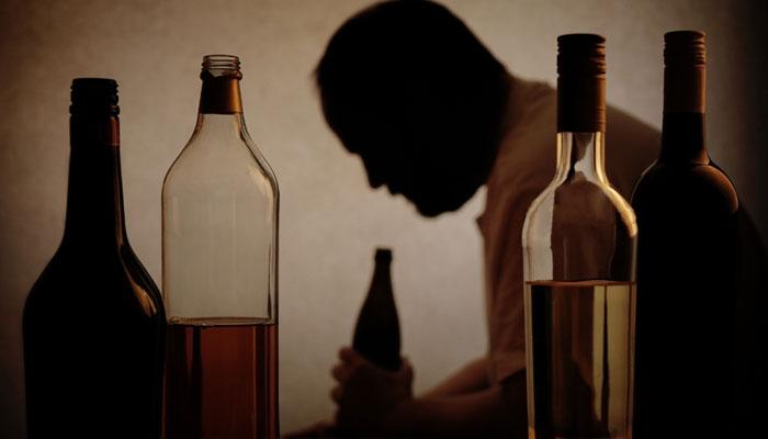 धक्कादायक ! पत्नीने दारूची बाटली लपविल्याने पतीची आत्महत्या