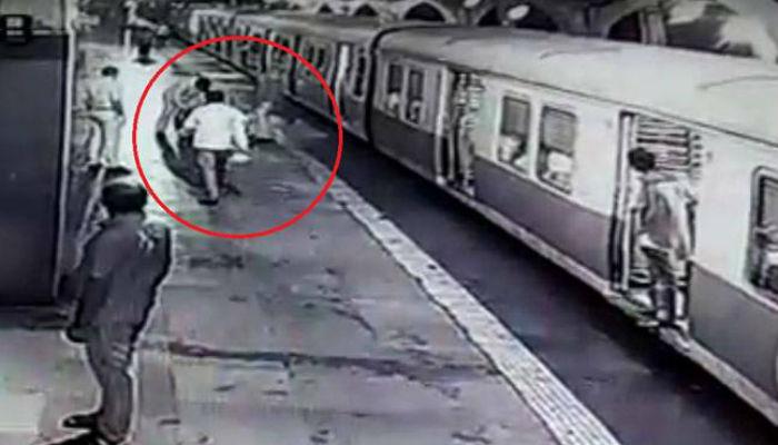 VIDEO : मरायला टेकलेल्या तरुणाला रेल्वेत ढकलून पोलीस निघून गेले