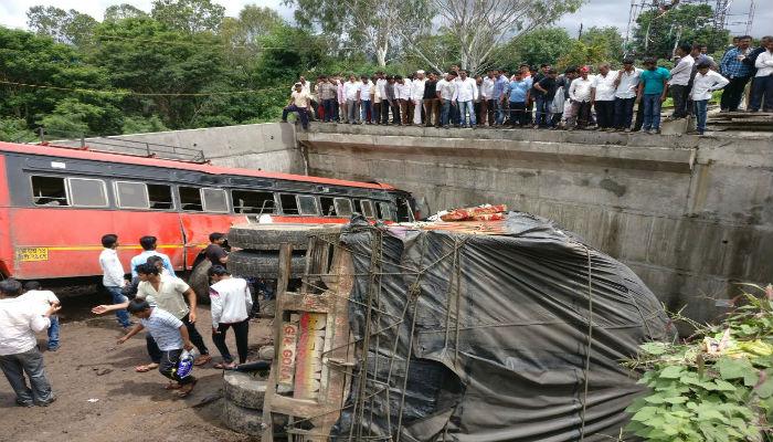 पुणे-सातारा रोडवर एसटी-ट्रक आणि मारुतीचा अपघात 