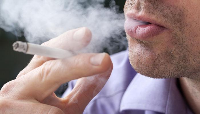 सिगारेटचे व्यसन लावल्यामुळे कॅन्सरग्रस्त तरूणाकडून मित्राची हत्या
