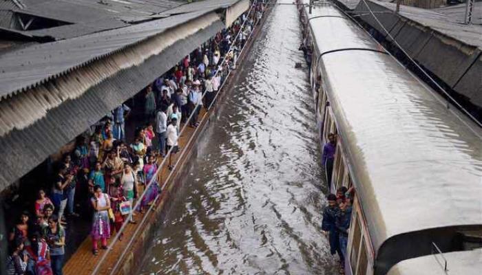 मुसळधार पाऊस, गरज असेल तर बाहेर पडा : मुंबई पालिका