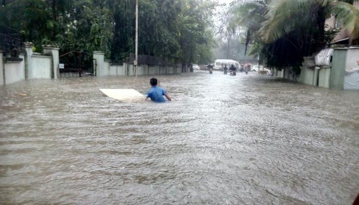 मुंबईकरांचे हाल : पावसामुळे वाहतूक सेवा ठप्प, अनेक जण अडकलेत