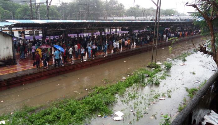 पावसात अडकलेल्यांना मुंबईकरांचा मदतीचा हात, तुम्ही येथे थांबा!