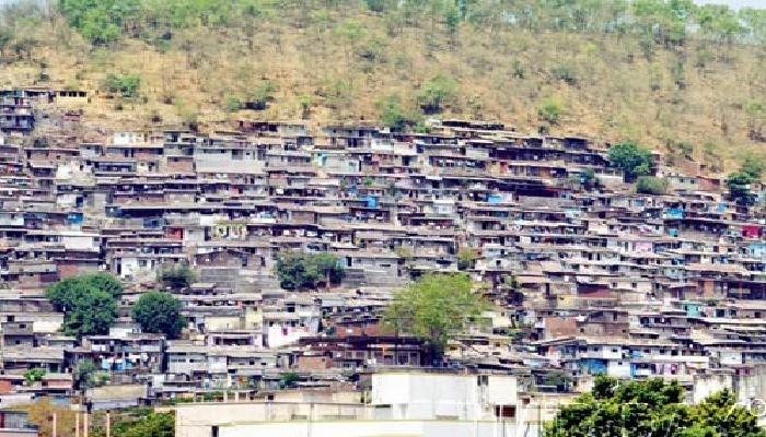 डोंगराचा भाग खचून २ वर्षाच्या मुलीचा मृत्यू, २ जण जखमी