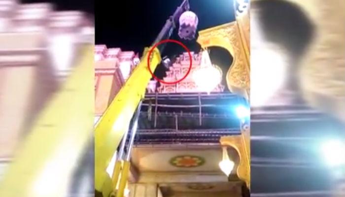 VIDEO: मंदिराचा कळस काढताना कामगार खाली कोसळला