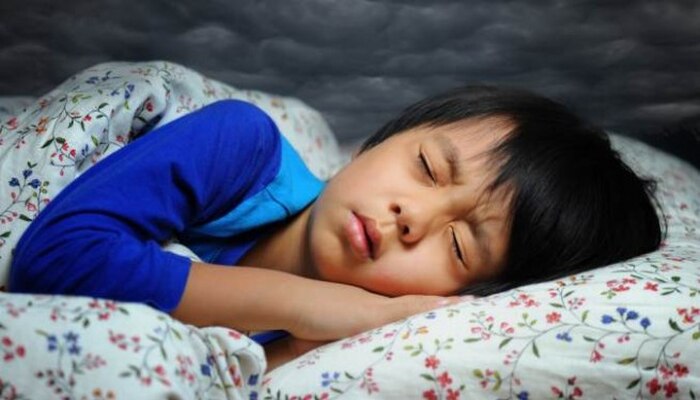 लहान मुलं रात्री झोपेत दात चावण्याची &#039;ही&#039; आहेत कारणे !
