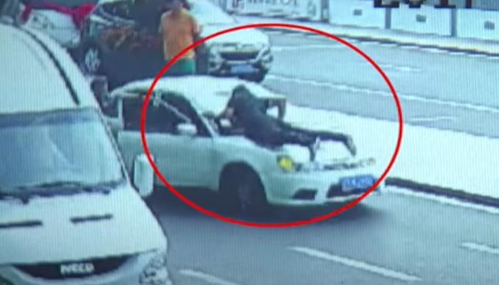 VIRAL VIDEO: कार चालकाने पोलिसाला दोन किमी फरफटत नेले