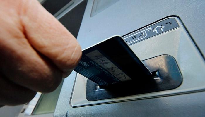 या बँक ग्राहकांनी ATMमधून ५ पेक्षा अधिक व्यवहार केल्यास द्यावं लागणार शुल्क