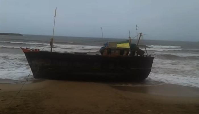 भरकटलेली गुजरातची मासेमारी नौका रत्नागिरीत