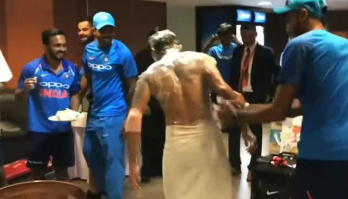 VIDEO: टीम इंडियाच्या सेलिब्रेशन दरम्यान टॉवेलवर आला हा प्लेअर 