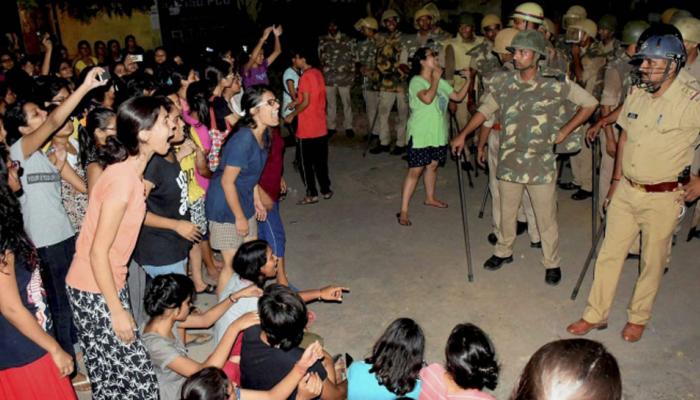 विद्यार्थ्यांवर लाठीमार, तीन अतिरिक्त दंडाधिकारी आणि दोन पोलीस अधिकारी निलंबित 