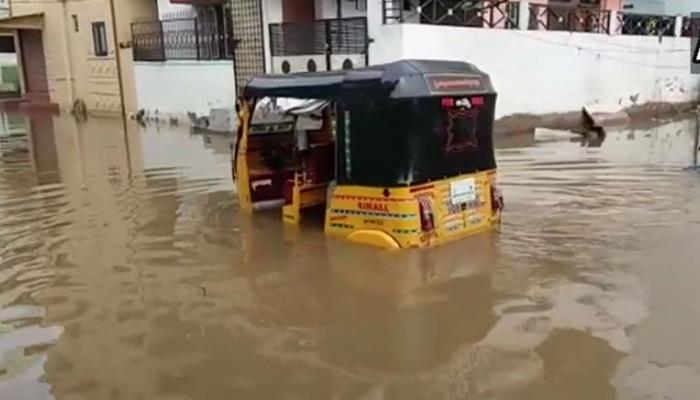 तुफान पावसामुळे हैदराबादमध्ये पूरस्थिती, तिघांचा मृत्यू