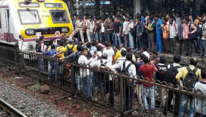 पश्चिम रेल्वेची वाहतूक विस्कळीत, लोकल रद्द केल्याने प्रवाशांचा रेलरोको