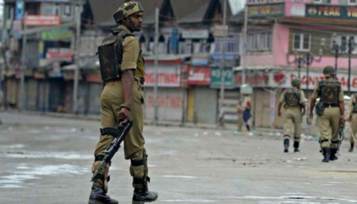 जम्मू कश्मीर: कुलगाममध्ये पोलिसांच्या गाडीवर दहशतवादी हल्ला 