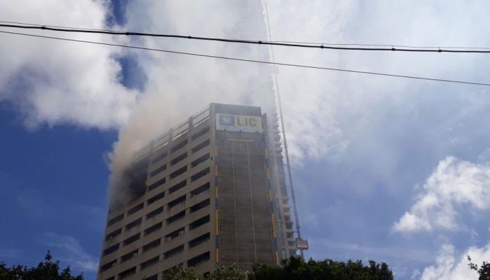 व्हिडिओ : &#039;एलआयसी&#039;च्या इमारतीला आग, तीन मजले जळून खाक