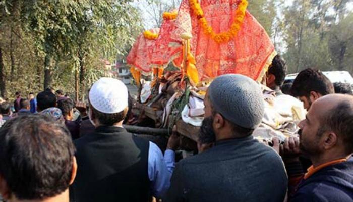 काश्मीरमध्ये मुस्लिमांनी केलं हिंदू ब्राम्हणावर अंत्यसंस्कार