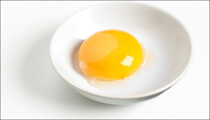 कच्ची अंडी खाणं आरोग्यदायी आहे का ? 