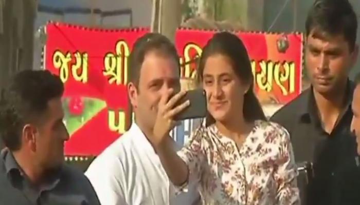 सुरक्षा भेदून घेतली राहुल गांधींची भेट, बुके देऊन काढला सेल्फी