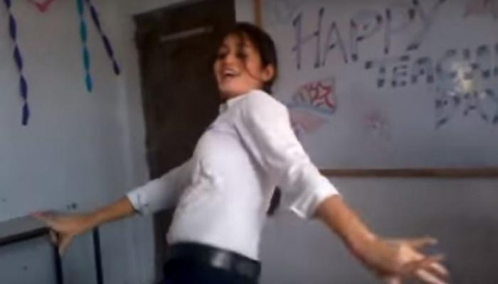 VIDEO : चिकनी चमेली गाण्यावर सुंदर मुलीचा क्लासरुममधील डान्स व्हायरल