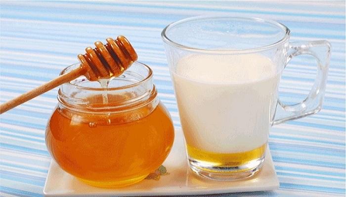 दुधात मध मिसळून पिण्याचे फायदे