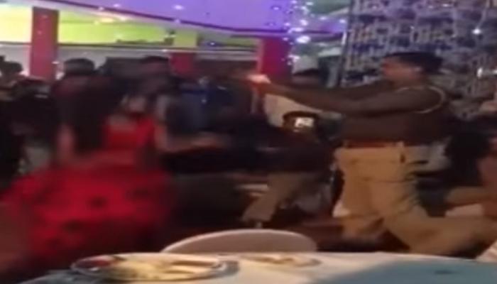 VIDEO: पोलिसांनी बारबालांसोबत डान्स करत उडवले पैसे