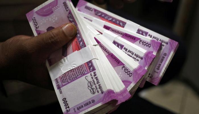 ९०० रुपयांना विकल्या जात आहेत २००० रुपयांच्या नोटा