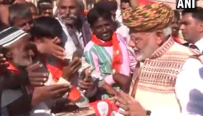 VIDEO : मंदिराबाहेर उभ्या मुस्लिम वयोवृद्धांची मोदींनी घेतली भेट आणि... 