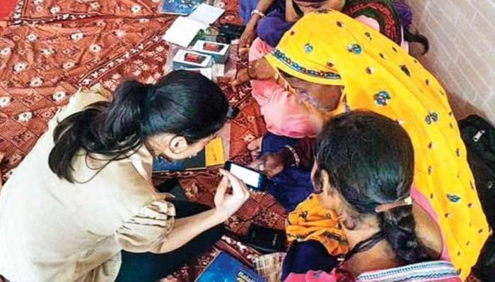 ग्रामीण भारतात 10 पैंकी 3 महिला वापरतात इंटरनेट