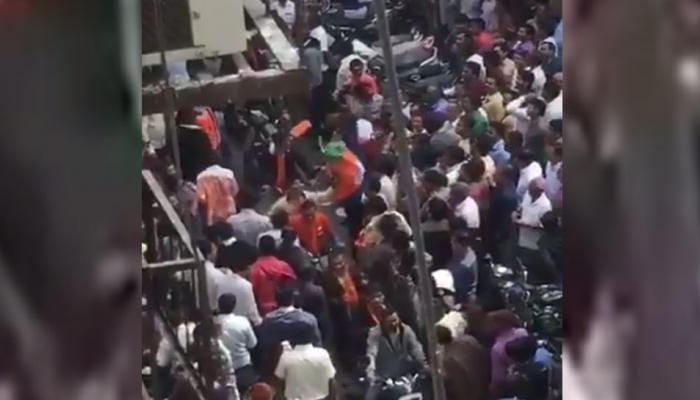 VIDEO: भाजप कार्यकर्त्यांच्या टोप्या हिसकावून हवेत भिरकावल्या; जिग्नेश मेवाणींचा दावा