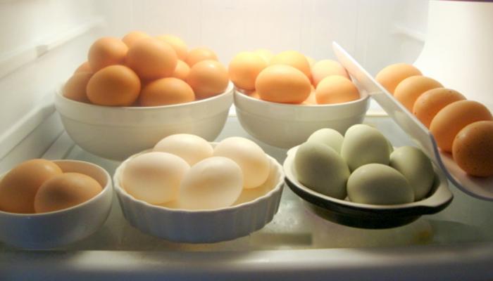 तुम्हीही फ्रिजमध्ये ठेवलेली अंडी खाता का?