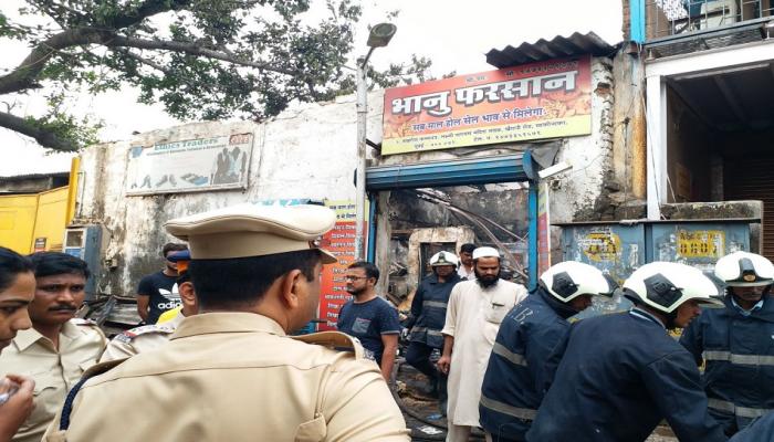 मुंबईत फरसाण दुकानाला आग, मालकाला अटक