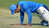 मैदानात पुन्हा एकदा एकटाच दिसला धोनी 
