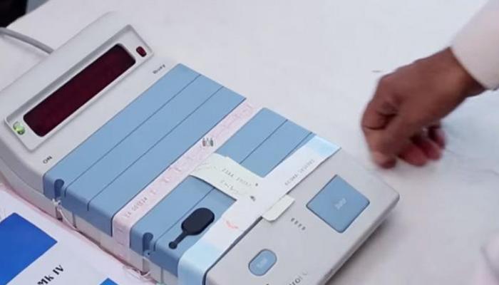 EVM मशीन्स घेऊन जाणारा ट्रक उलटला