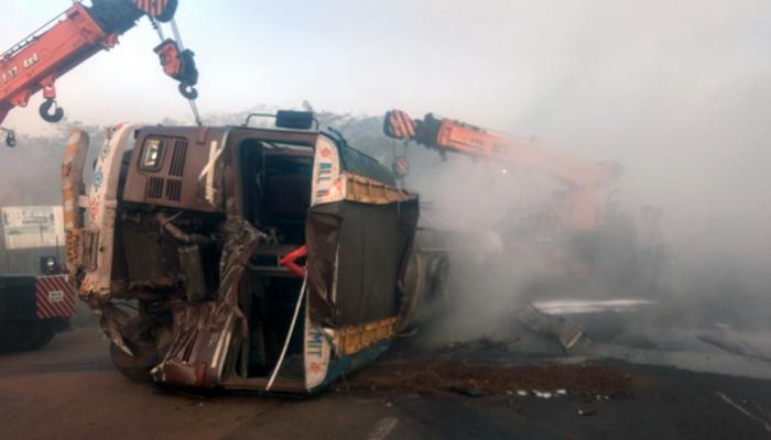 मुंबई-गोवा महामार्गावरील अपघातग्रस्त अॅसिड टँकर हटवला