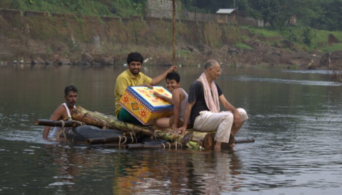 मगरींनी घेरूनही &#039;तो&#039; चोर सहीसलामत सुटला 