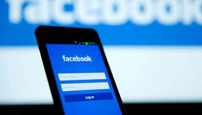 'या' स्टाईलमध्ये फोटो क्लिक करुन FBवर अपलोड करणं पडलं महागात