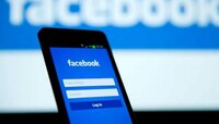 'या' स्टाईलमध्ये फोटो क्लिक करुन FBवर अपलोड करणं पडलं महागात