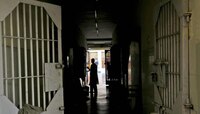 मथुरा जेलमधून ३ कैद्यांचं फिल्मी स्टाईलमध्ये पलायन