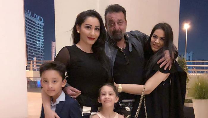 संजयनं घेतली मुलीची भेट, पत्नी मान्यतानं शेअर केला फॅमिली फोटो