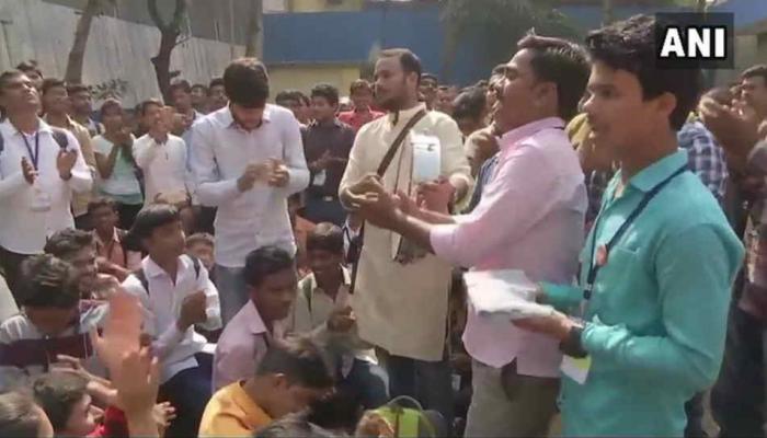छात्र भारती संघटनेच्या विद्यार्थ्यांचं पोलीस स्टेशनसमोर आंदोलन