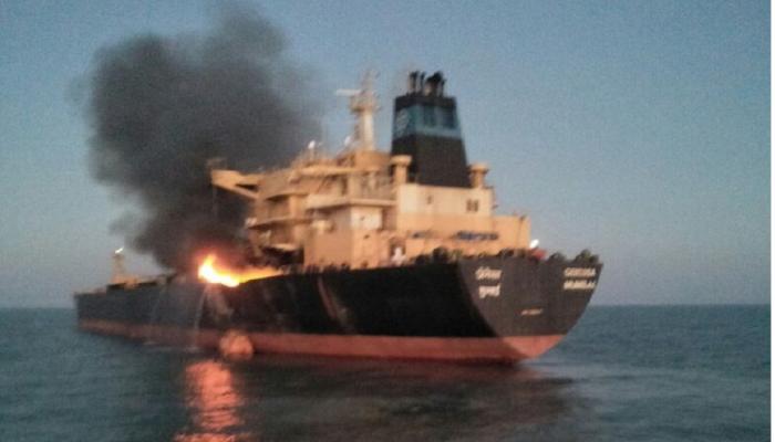 समुद्रात तेल टँकरला आग, २६ जणांना वाचवलं