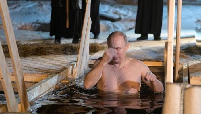 ... म्हणून रशियाच्या राष्ट्राध्यक्षांनी बर्फाच्या पाण्यात मारली डुबकी