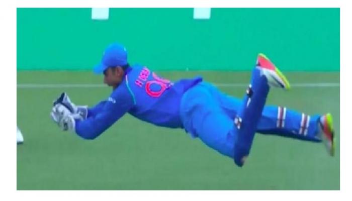 हार्विक देसाईचा कॅच आणि धोनीची आठवण