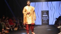 वैभव तत्त्ववादी लॅक्मे फॅशन वीकच्या रॅम्पवॉकवर 