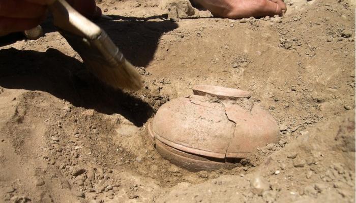 800 वर्ष जुन्या भांड्यात सापडलं असं काही की सगळेच झाले हैराण