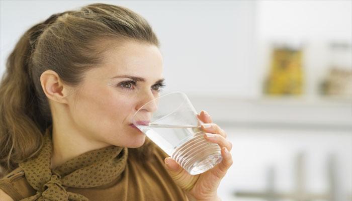जेवताना पाणी पिण्याची सवय कशी टाळाल 