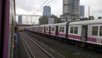 लोकल प्रवास : मोबाईल चोरामुळे तिने हात-पाय गमावला!